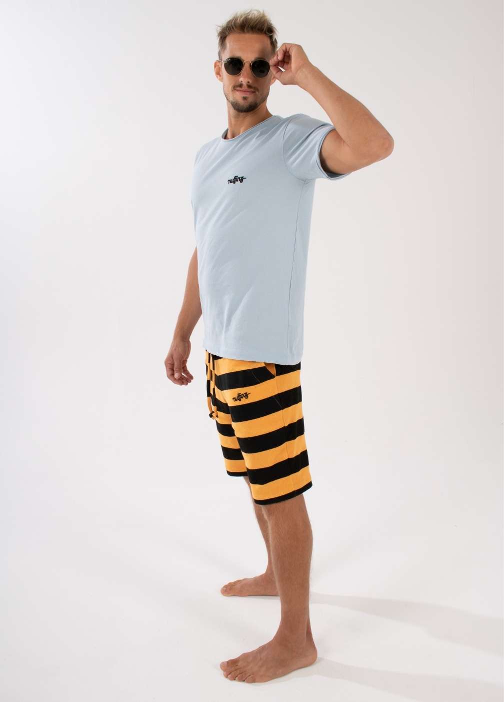 nuffinz GOLDEN NUGGET TOWEL SHORTS ST - whole outfit visible from the side / front - made out of organic terry cloth - sustainable men's shorts - golden yellow striped